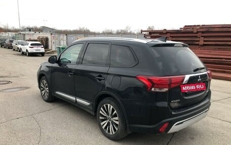 Mitsubishi Outlander III рестайлинг 3, 2018 год, 1 884 000 рублей, 3 фотография