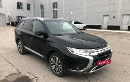 Mitsubishi Outlander III рестайлинг 3, 2018 год, 1 884 000 рублей, 4 фотография