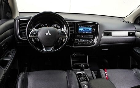 Mitsubishi Outlander III рестайлинг 3, 2014 год, 1 795 000 рублей, 6 фотография