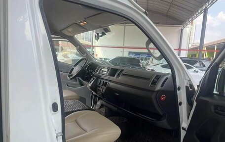 Toyota HiAce H200, 2011 год, 2 994 000 рублей, 9 фотография