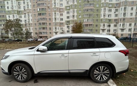 Mitsubishi Outlander III рестайлинг 3, 2019 год, 2 500 000 рублей, 3 фотография