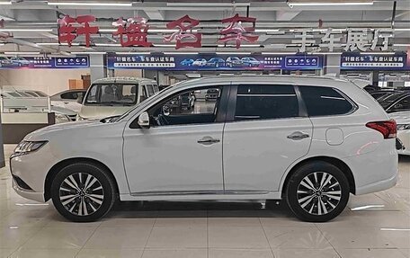 Mitsubishi Outlander III рестайлинг 3, 2021 год, 2 510 000 рублей, 4 фотография