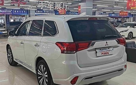 Mitsubishi Outlander III рестайлинг 3, 2021 год, 2 510 000 рублей, 7 фотография