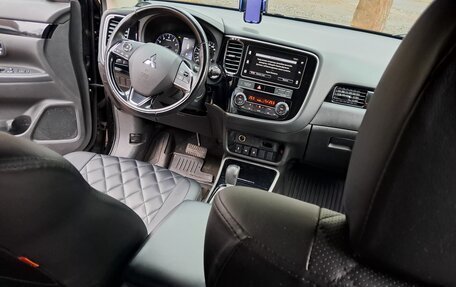 Mitsubishi Outlander III рестайлинг 3, 2019 год, 2 200 000 рублей, 6 фотография