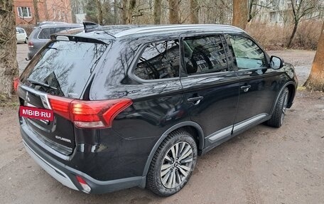 Mitsubishi Outlander III рестайлинг 3, 2019 год, 2 200 000 рублей, 10 фотография