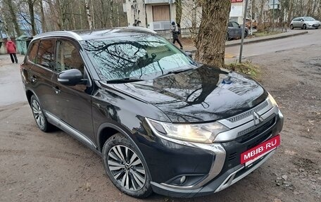 Mitsubishi Outlander III рестайлинг 3, 2019 год, 2 200 000 рублей, 9 фотография