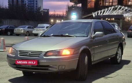 Toyota Camry, 1998 год, 640 000 рублей, 2 фотография