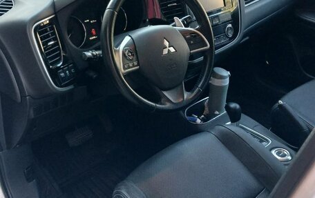 Mitsubishi Outlander III рестайлинг 3, 2014 год, 1 700 000 рублей, 3 фотография