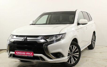 Mitsubishi Outlander III рестайлинг 3, 2022 год, 2 450 000 рублей, 1 фотография