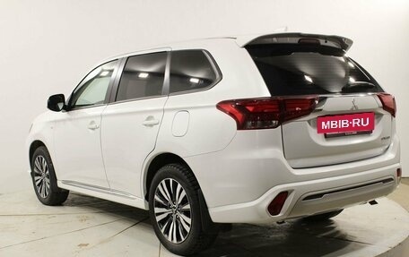 Mitsubishi Outlander III рестайлинг 3, 2022 год, 2 450 000 рублей, 3 фотография