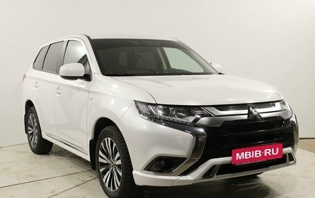 Mitsubishi Outlander III рестайлинг 3, 2022 год, 2 450 000 рублей, 7 фотография