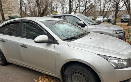 Chevrolet Cruze II, 2010 год, 700 000 рублей, 3 фотография