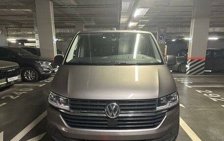 Volkswagen Multivan T6 рестайлинг, 2021 год, 6 300 000 рублей, 1 фотография