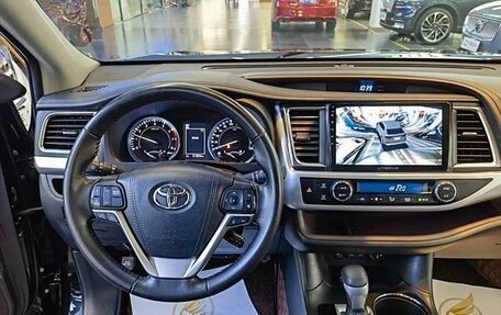 Toyota Highlander III, 2021 год, 4 000 000 рублей, 9 фотография