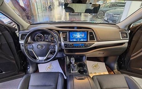 Toyota Highlander III, 2021 год, 4 000 000 рублей, 8 фотография