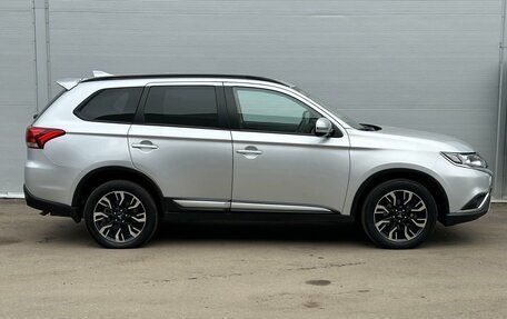 Mitsubishi Outlander III рестайлинг 3, 2021 год, 2 935 000 рублей, 5 фотография