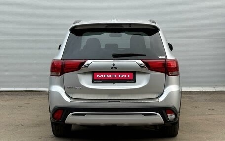 Mitsubishi Outlander III рестайлинг 3, 2021 год, 2 935 000 рублей, 4 фотография