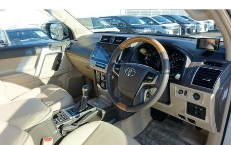 Toyota Land Cruiser Prado 150 рестайлинг 2, 2021 год, 5 000 000 рублей, 10 фотография