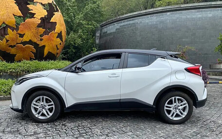 Toyota C-HR I рестайлинг, 2022 год, 2 300 007 рублей, 8 фотография