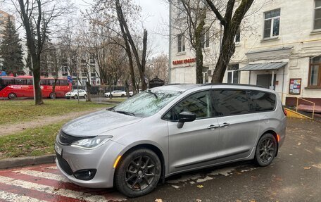 Chrysler Pacifica (RU), 2018 год, 3 500 000 рублей, 7 фотография