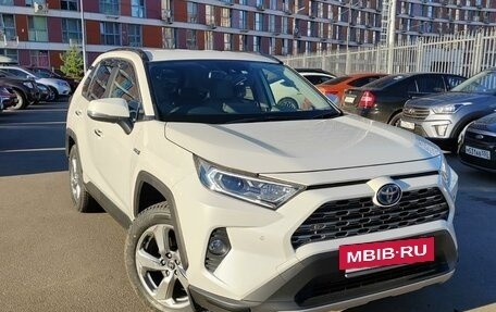 Toyota RAV4, 2019 год, 3 699 000 рублей, 2 фотография