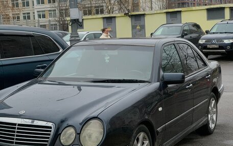 Mercedes-Benz E-Класс, 1998 год, 500 000 рублей, 1 фотография