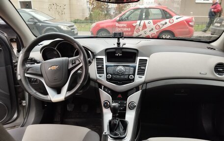 Chevrolet Cruze II, 2010 год, 800 000 рублей, 13 фотография