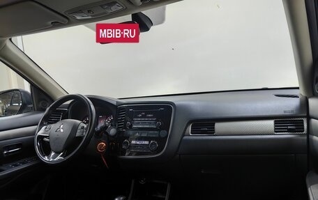 Mitsubishi Outlander III рестайлинг 3, 2016 год, 1 675 000 рублей, 13 фотография