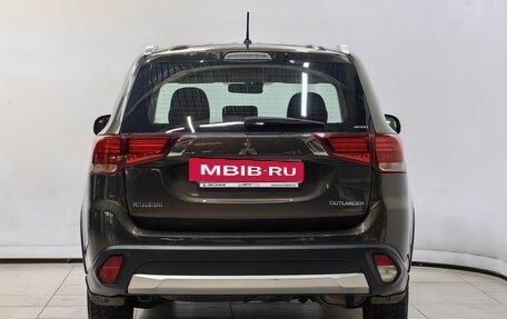 Mitsubishi Outlander III рестайлинг 3, 2016 год, 1 675 000 рублей, 4 фотография