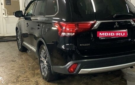 Mitsubishi Outlander III рестайлинг 3, 2017 год, 2 200 000 рублей, 2 фотография