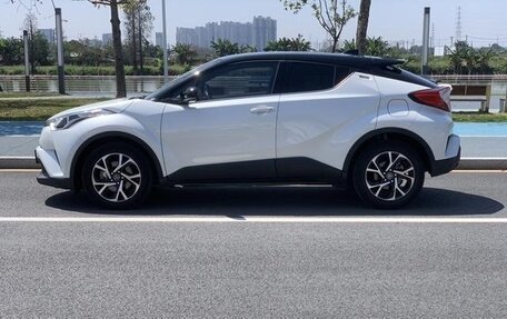 Toyota C-HR I рестайлинг, 2021 год, 2 100 000 рублей, 3 фотография