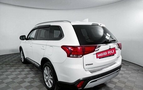 Mitsubishi Outlander III рестайлинг 3, 2018 год, 2 250 000 рублей, 8 фотография