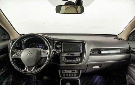 Mitsubishi Outlander III рестайлинг 3, 2018 год, 2 250 000 рублей, 17 фотография