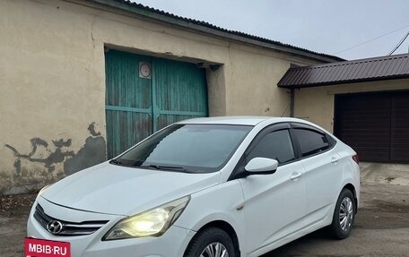 Hyundai Solaris II рестайлинг, 2015 год, 740 000 рублей, 2 фотография