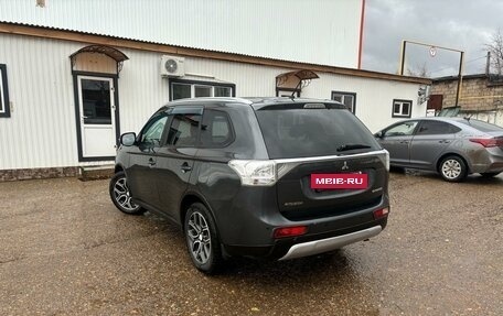 Mitsubishi Outlander III рестайлинг 3, 2014 год, 1 300 000 рублей, 2 фотография