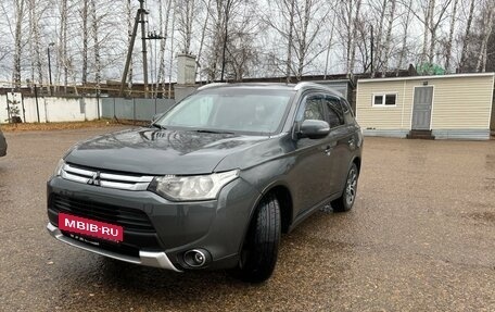 Mitsubishi Outlander III рестайлинг 3, 2014 год, 1 300 000 рублей, 13 фотография