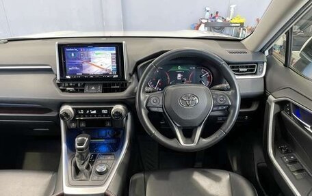 Toyota RAV4, 2021 год, 2 410 000 рублей, 10 фотография