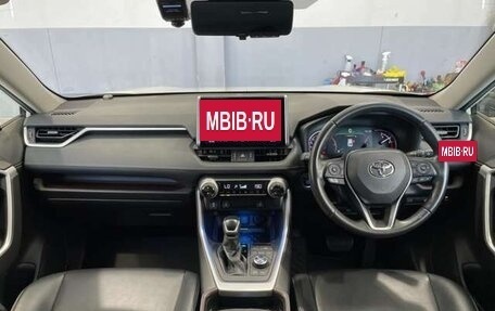 Toyota RAV4, 2021 год, 2 410 000 рублей, 9 фотография