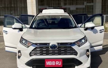 Toyota RAV4, 2021 год, 2 600 000 рублей, 2 фотография