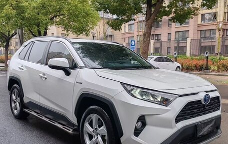 Toyota RAV4, 2021 год, 3 000 000 рублей, 2 фотография