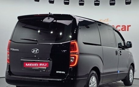 Hyundai Grand Starex Grand Starex I рестайлинг 2, 2021 год, 2 780 000 рублей, 2 фотография