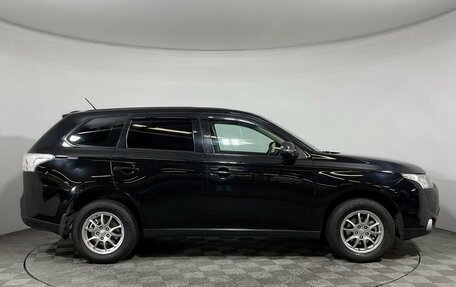 Mitsubishi Outlander III рестайлинг 3, 2013 год, 2 074 000 рублей, 4 фотография