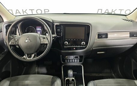 Mitsubishi Outlander III рестайлинг 3, 2021 год, 2 999 000 рублей, 9 фотография