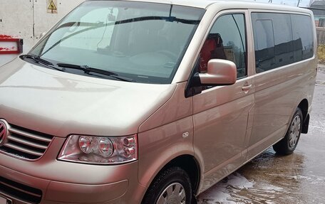 Volkswagen Caravelle T5, 2004 год, 1 330 000 рублей, 2 фотография