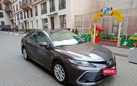 Toyota Camry, 2021 год, 3 650 000 рублей, 10 фотография