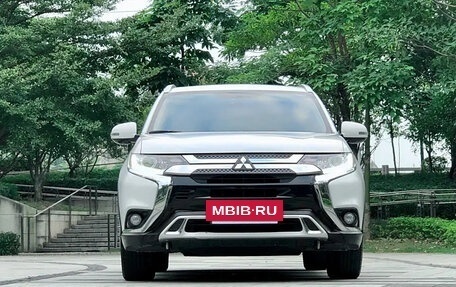 Mitsubishi Outlander III рестайлинг 3, 2021 год, 2 150 000 рублей, 3 фотография