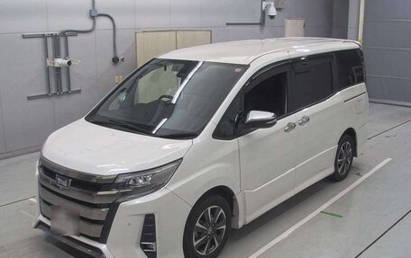 Toyota Noah III, 2021 год, 1 970 000 рублей, 2 фотография