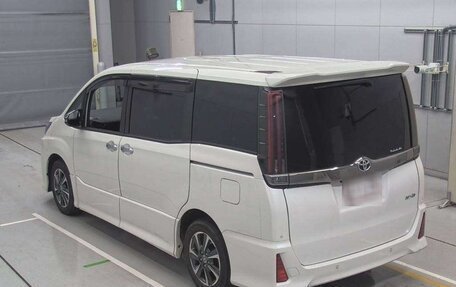 Toyota Noah III, 2021 год, 1 970 000 рублей, 3 фотография