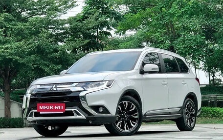 Mitsubishi Outlander III рестайлинг 3, 2021 год, 2 150 000 рублей, 22 фотография