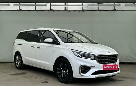 KIA Carnival III, 2018 год, 2 930 000 рублей, 2 фотография